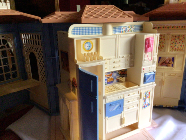Barbie fold up blue cottage  1998 - reduced  in Arts & Collectibles in Thunder Bay - Image 4