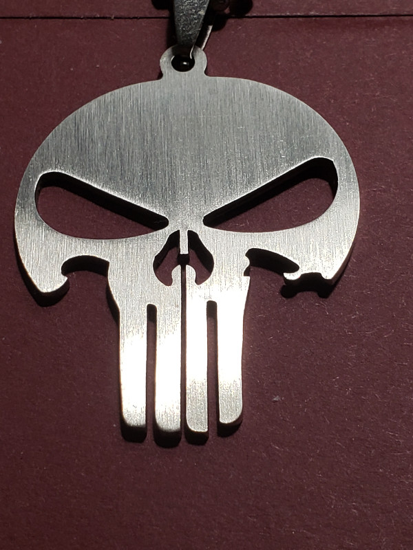 Collier Punisher Inoxydable Métal Tête Mort Logo Pendentif Skull dans Bijoux et montres  à Laval/Rive Nord