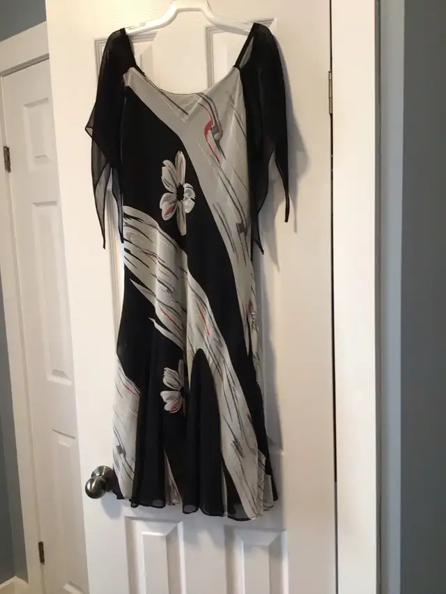 Fancy Dress in Women's - Dresses & Skirts in Kitchener / Waterloo - Image 2