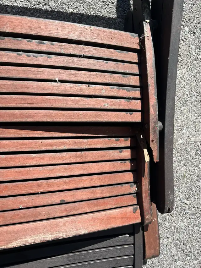 À réparer: 2 chaises pliables en tek in Patio & Garden Furniture in City of Montréal - Image 3