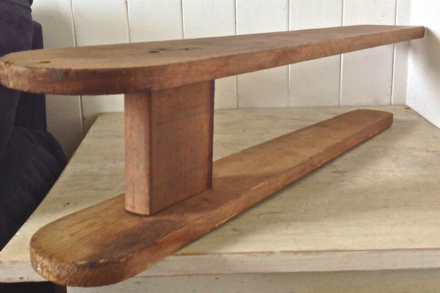 Antiquité Collection Petite planche à repasser ancienne en bois in Arts & Collectibles in Lévis - Image 2