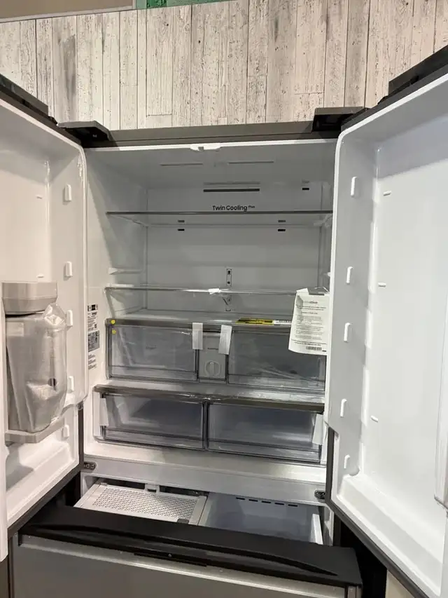 Econoplus Halifax Samsung Fridge Open Box Panel-Ready 36inch in Refrigerators in City of Halifax - Image 3