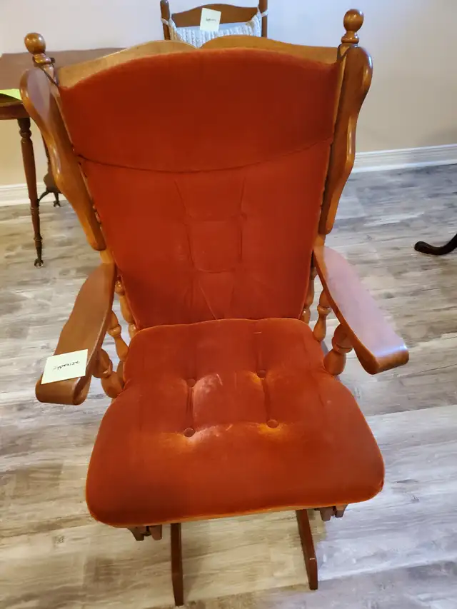 Traditional Wooden Glider Rocking Chair in Chairs & Recliners in Ottawa - Image 3