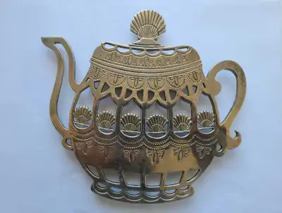 Location: Derry rd./Mavis Rd. in Mississauga. Vintage 7"x 7.5" Silver Plated TeaPot Shaped Trivet. I...