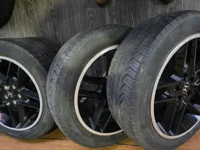 4 MAGS NOIR POUR HONDA PCD 5X114,3 18X7 ET45 4 PNEUS 215 55 18 LES PNEUS ENCORE TRES BON CONDITION