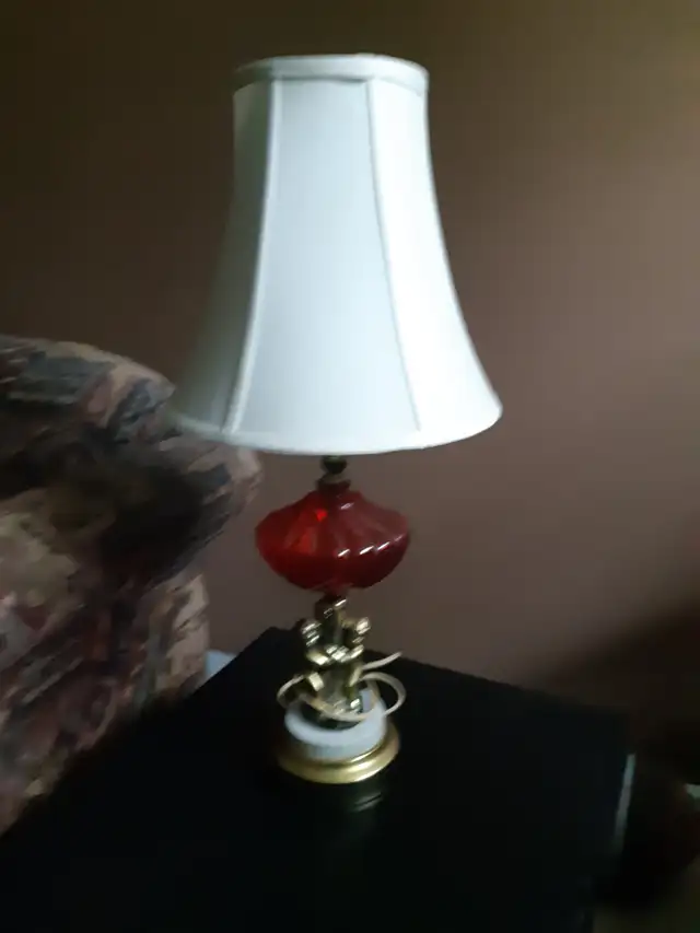 vintage table lamp in Indoor Lighting & Fans in West Island - Image 3