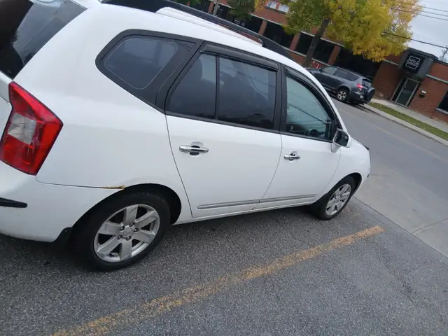 Automatic 4-cylinder compact hatchback with private sale