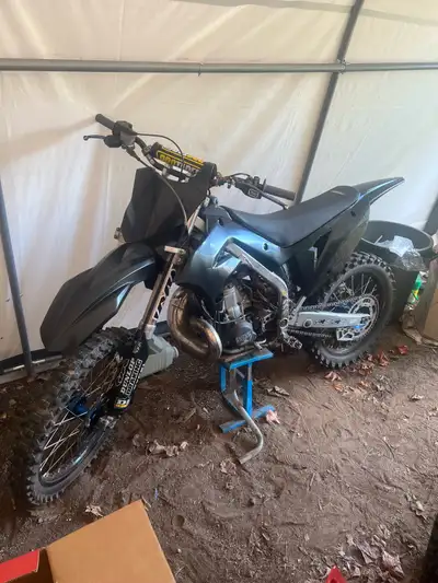 2004 kx250 has fmf fatty with shorty silencer had front forks rebuilt works good