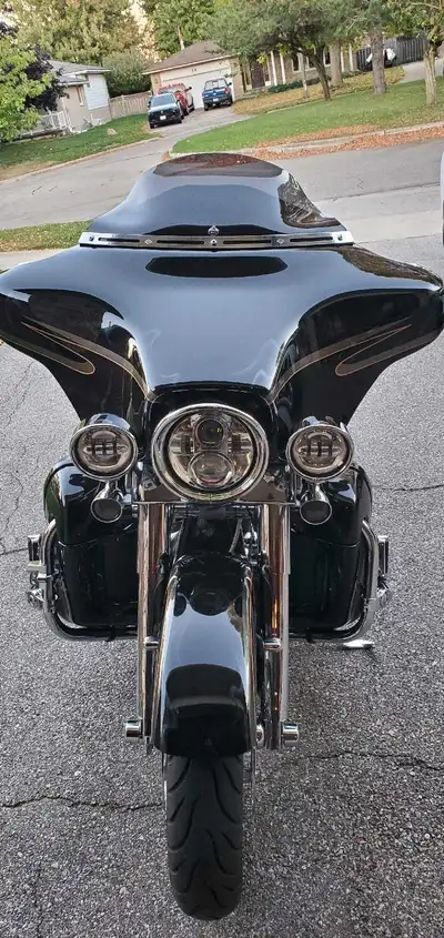 Selling a 2013 street glide, with only 24,000 kms, oil change every 3000 kms with the best oil...pen...