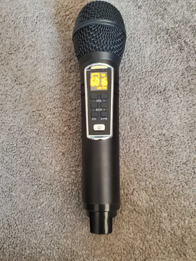One Wireless Microphone in Pro Audio & Recording Equipment in Markham / York Region - Image 2
