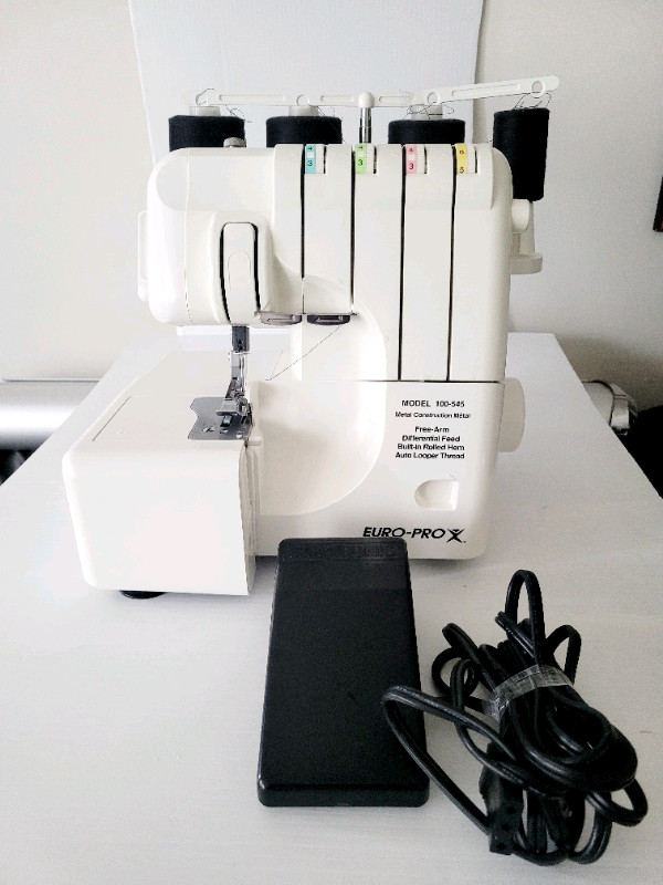EURO PROX Serger Sewing Machine Model 100545 For PARTS / REPAIRS dans Loisirs et artisanat  à Ville de Montréal - Image 2