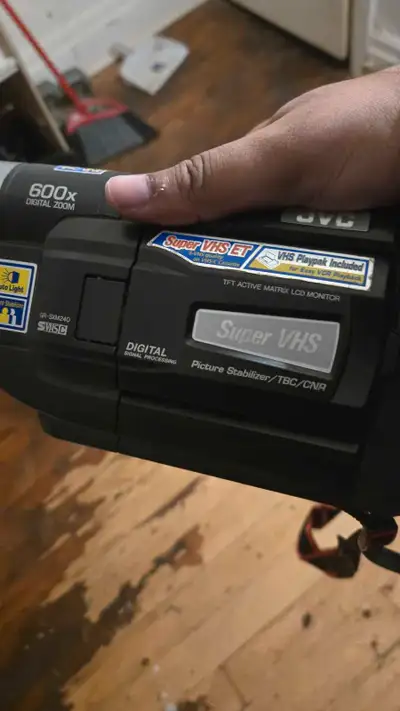 Capture your memories with this JVC Super VHS camcorder, featuring 600x digital zoom and picture sta...