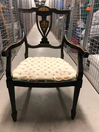 Chaise de style antique Prix $35 Rosemont