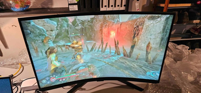 32" Samsung Odyssey Neo G8 4K UHD Curved Gaming Monitor in Other in St. Catharines - Image 4