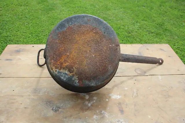 Old Iron Pot in Arts & Collectibles in London - Image 5