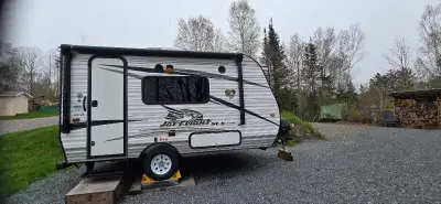 2016 Jayco Jay Flight SLX 145RB is a compact, lightweight travel trailer designed for easy towing by...
