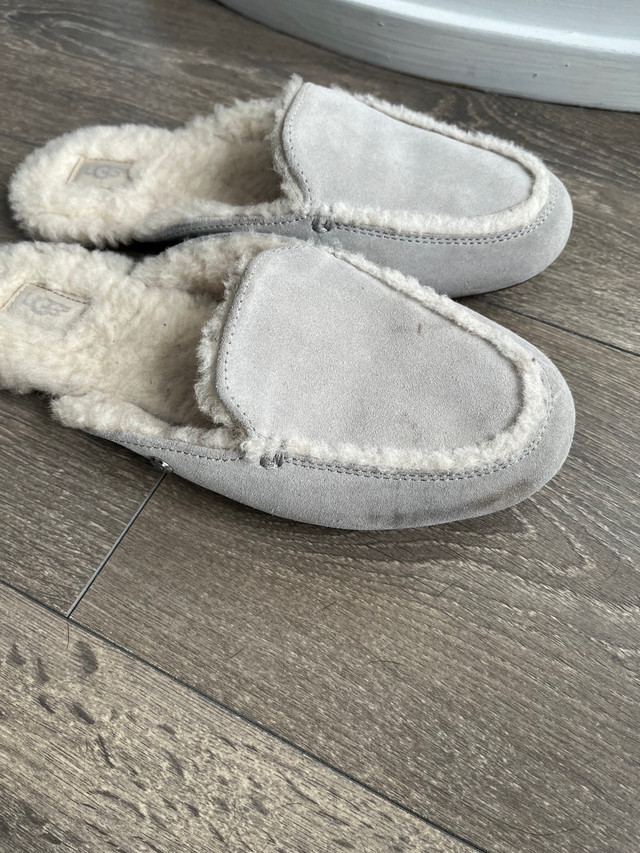 UGG slippers - size 7 in Women's - Shoes in Barrie - Image 3