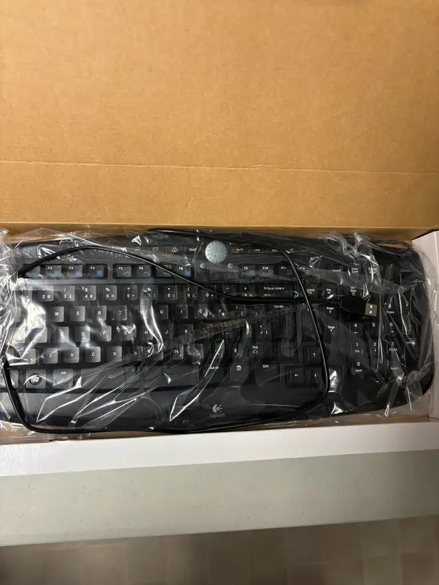 Logitech keyboard in Mice, Keyboards & Webcams in City of Montréal - Image 4
