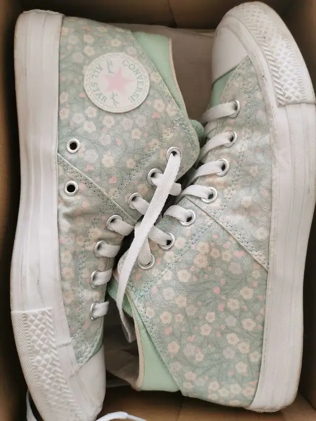 Converse shoes size 9.5 women in Kids & Youth in Mississauga / Peel Region - Image 2