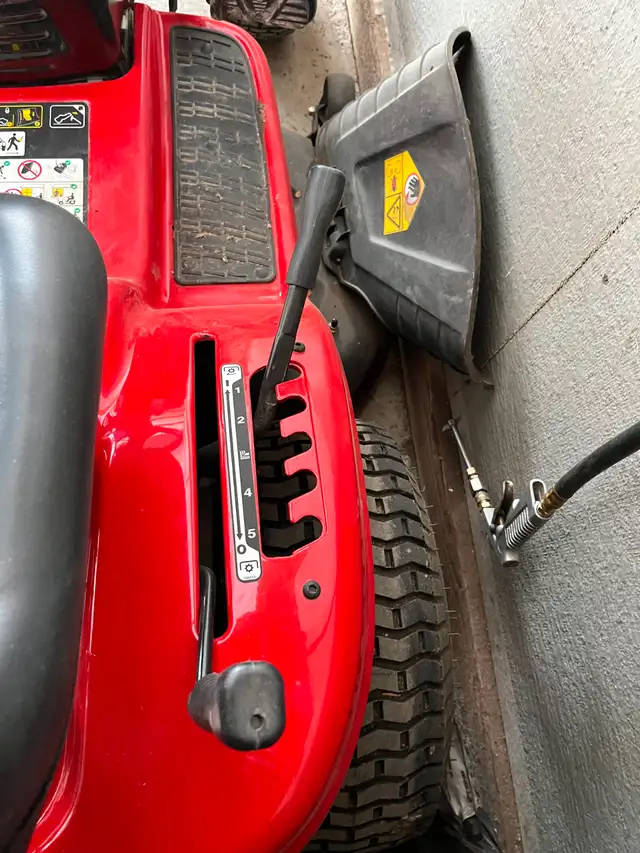 tracteur a gazon in Lawnmowers & Leaf Blowers in Laval / North Shore - Image 4