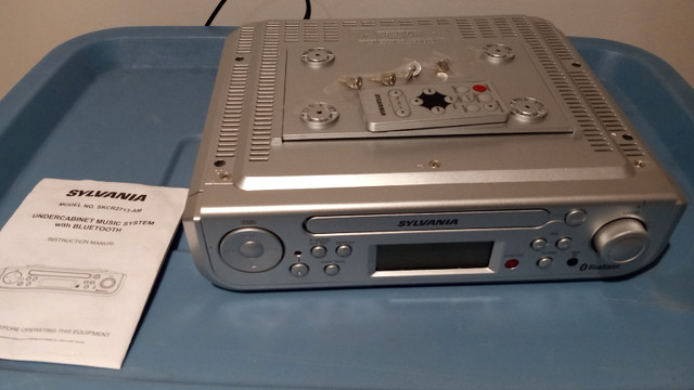 Radio réveil sous l'armoire Under cabinet clock radio cd player  dans Appareils électroniques  à Laval/Rive Nord