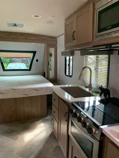 Magnifique Palomino Solaire 205SS Ultra-Lite 2022 Présentement a st-Janvier • Plein d'espace • Conce...