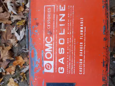 Metal gas can for boat. 20l. Good shape. Has mercury hook up. Usable.
