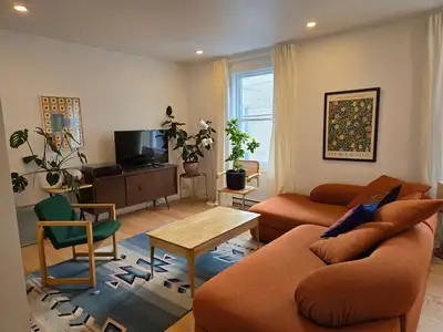 À louer – 5 ½ meublé | 146 rue Chevrière à partir de mars – 2e étage Superbe 5 ½ lumineux, entièreme...