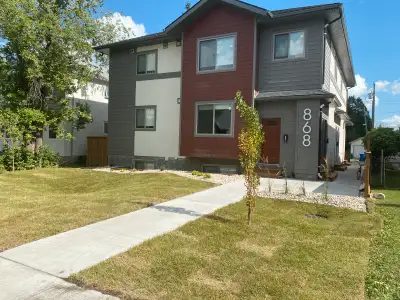 2 bedroom townhouse style apartment- walk to rapid transit