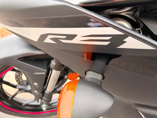 2024 Yamaha YZF-R3 – Single Owner – Only 2,304 km in Sport Bikes in Calgary - Image 9