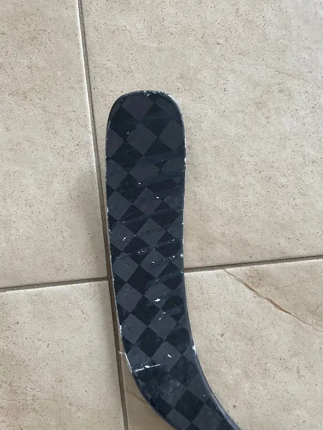 Bauer 2N Pro intermediate hockey stick Right P88 55 flex in Hockey in Oakville / Halton Region - Image 4