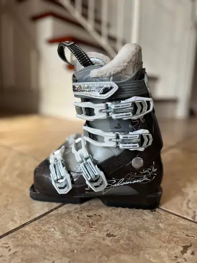 22.5 Salomon ski boots, View more