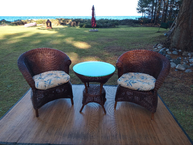 Three Piece Wicker Conversation Set in Patio & Garden Furniture in Comox / Courtenay / Cumberland - Image 3