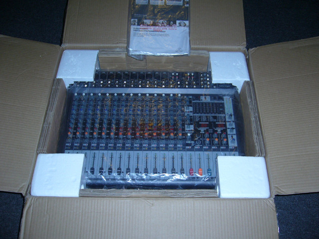 PMP6000 1600W 20-Channel Powered Mixer Original Console. dans Matériel audio professionnel  à Ouest de l’Île