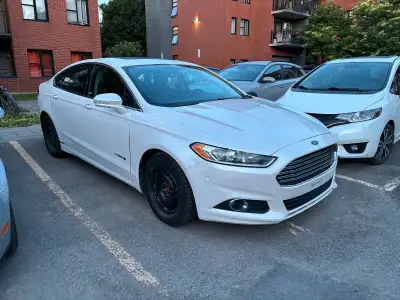 Je vends ma Ford Fusion Hybride 2013, une berline élégante et économique avec un moteur hybride. Ell...