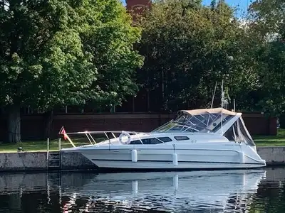 **For Sale: 1999 Bayliner 2855 Special Edition Express Cruiser** This cruiser offers plenty of headr...