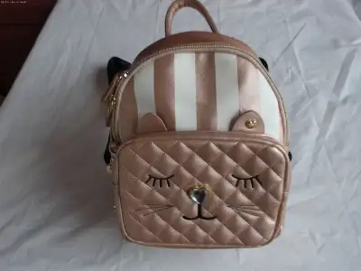 BETSEY JOHNSON BACKPACK PURSE--CAT FACE ROSE PINK /GOLD TONES ---LIKE NEW $40 APPROX. 9"L x 11"H x 5...