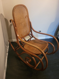 Chaise bercante, antique en bois et rotin.