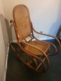 Chaise bercante, antique en bois et rotin.