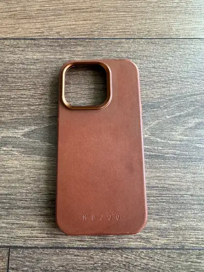 Great condition and a very nice leather case from Mujjo. Rarely used since I have carbon fibre case....