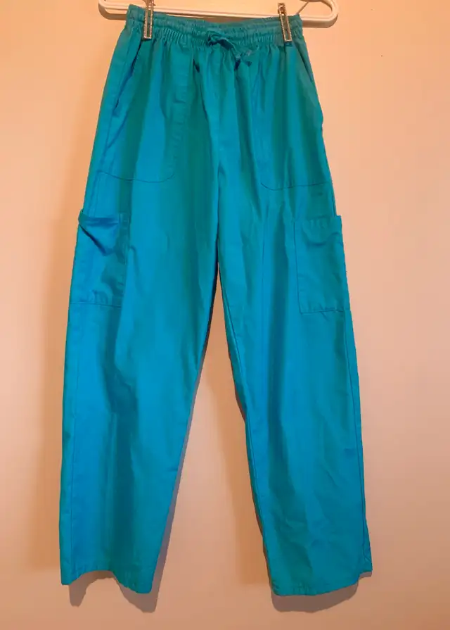 Scrub pants in Women's - Bottoms in Kamloops - Image 2
