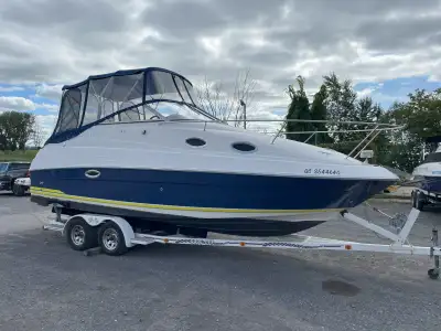 Magnifique Bateau (cruiser) Regal Commodore 2465 (année 2004), très bien entretenu et propre. Ce mod...