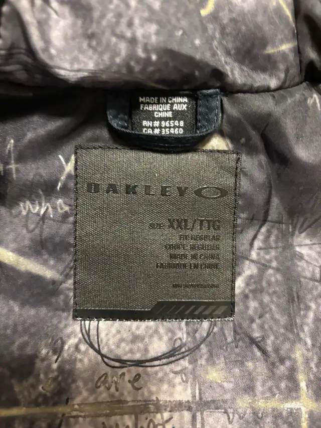 Men’s Oakley Ski Jacket - XXL - NEW in Ski in Red Deer - Image 5