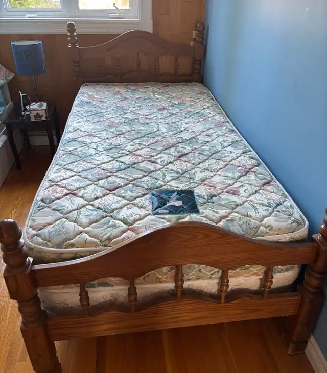 lit simple en bois in Beds & Mattresses in Laval / North Shore - Image 2