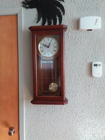 Tres belle horloge  bulova chante et sonne heure, View more