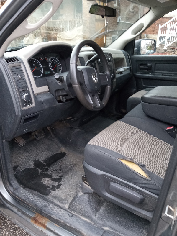 2010 Dodge Ram 1500 ST Crew Cab (4 doors) 4.7L V8, 92K $11999 in Cars & Trucks in City of Toronto - Image 4