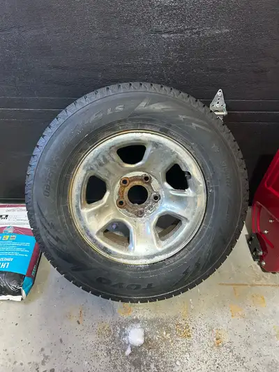 Pneus hiver 9/32 toyo gsi6 265 70 17 Je ne connais pas les spec des roues donc vendu pour les pneus...