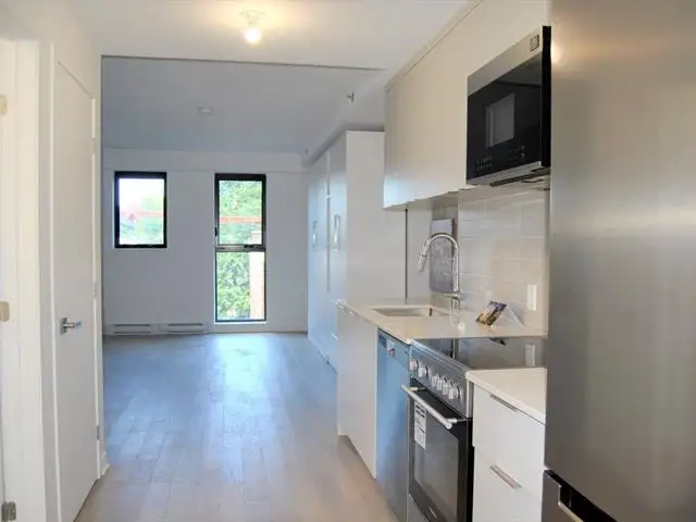 New Bachelor Condo in Historic Snowdon Theatre - steps to Metro