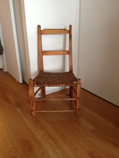 CHAISE ANCIENNE EN PIN FABRIQUÉE AU QUÉBEC VERS 1875-1880, View more