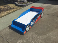 Car themed toddler bed, in Cochrane, FREE
